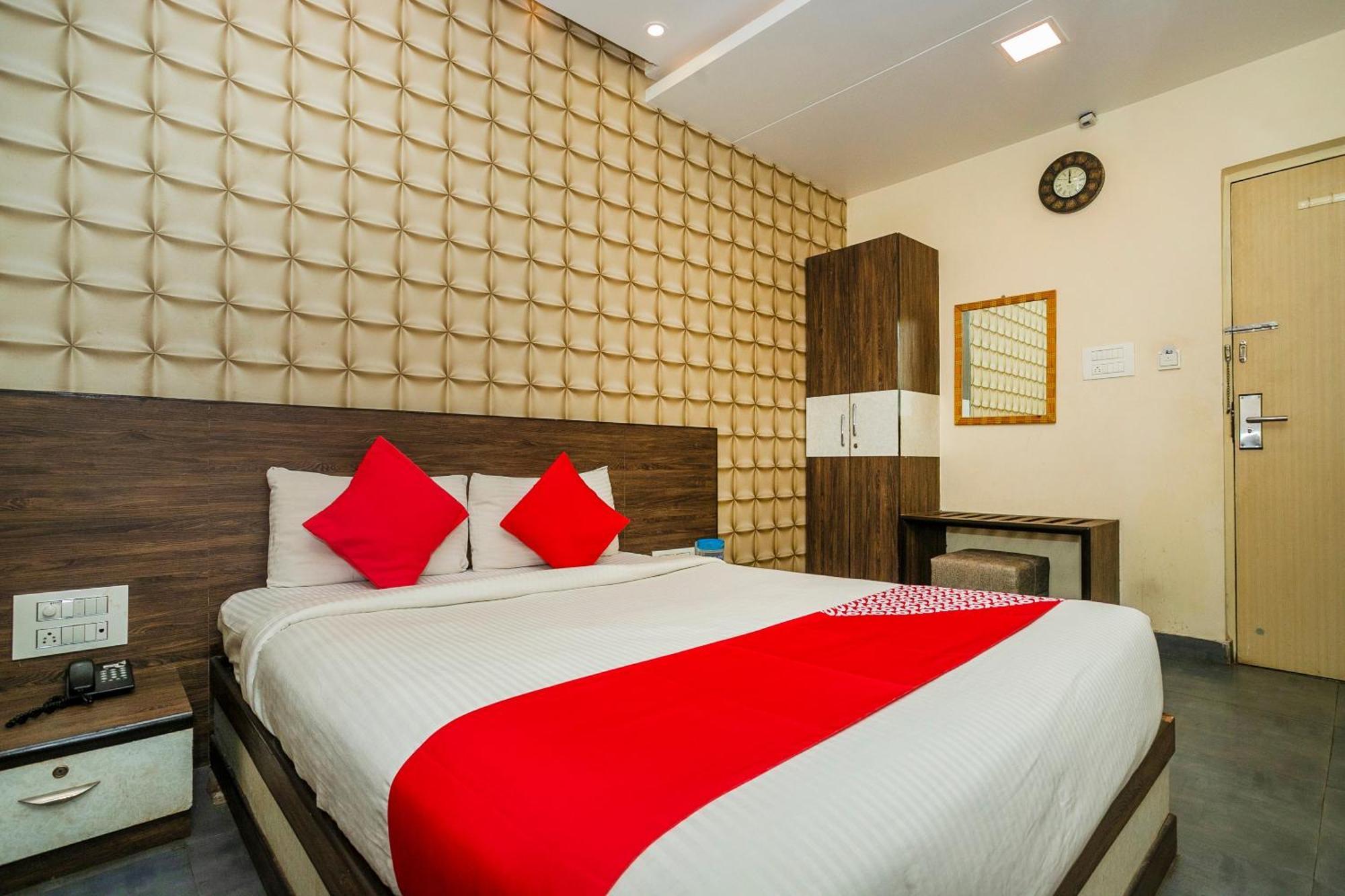 Super Collection O Indian Suites Near Sitara Restaurant Бангалор Экстерьер фото