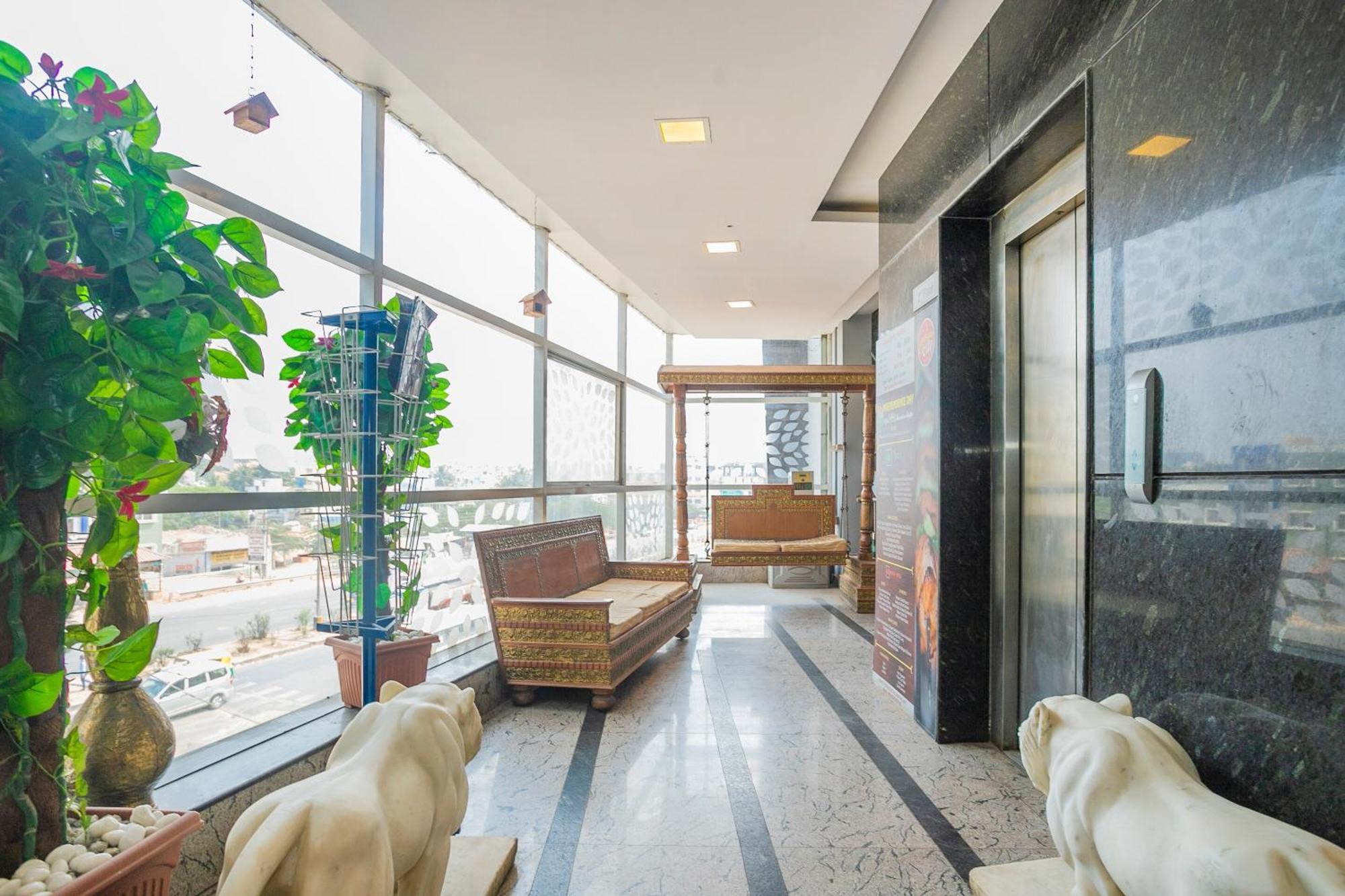 Super Collection O Indian Suites Near Sitara Restaurant Бангалор Экстерьер фото