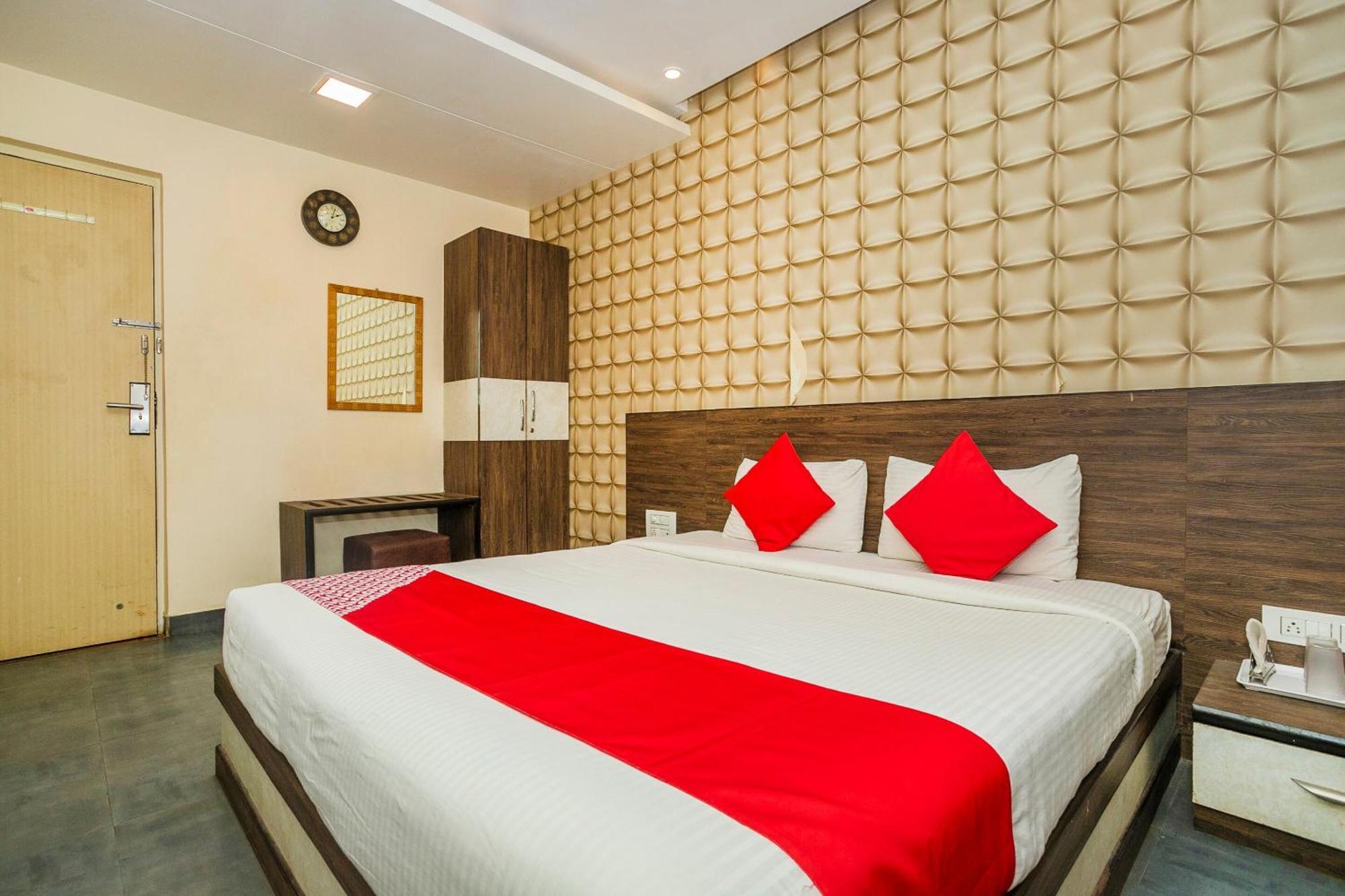 Super Collection O Indian Suites Near Sitara Restaurant Бангалор Экстерьер фото